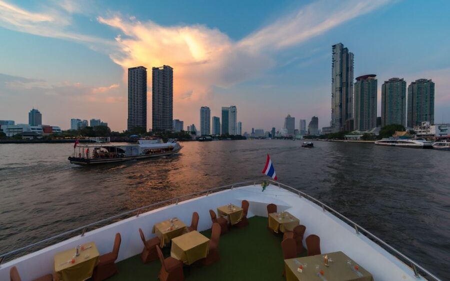 Bangkok: Grand Chao Phraya Dinner Cruise with Live Show - The best way to use your two hours