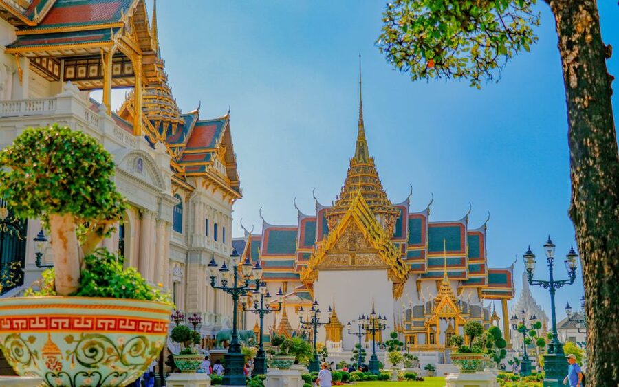 Bangkok: Grand Palace and Emerald Buddha Half-Day Tour - The Middle Court’s grand buildings