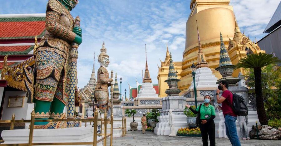 Bangkok: Grand Palace and Wat Arun Guided Walking Tour - The 10-minute tuk tuk link to Tha Tian