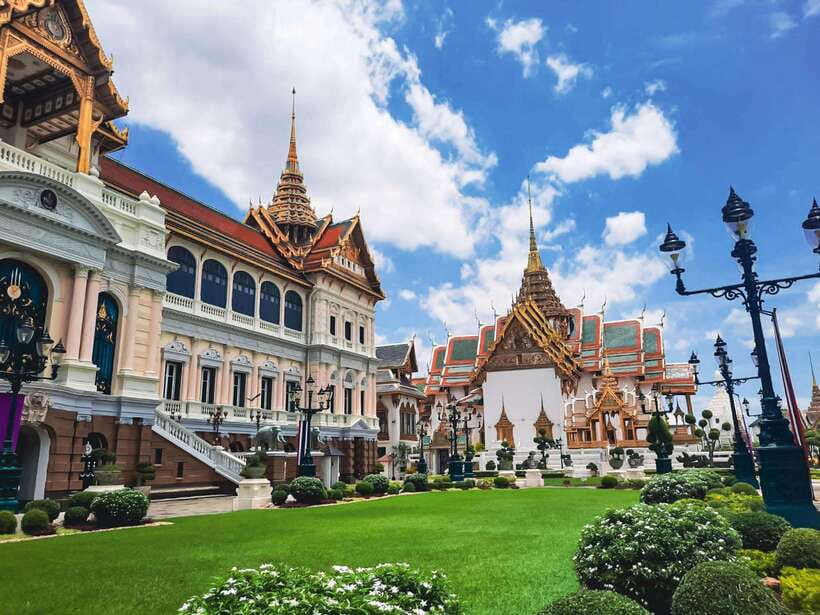 Bangkok: Grand Palace and Wat Phra Kaew Guided Walking Tour - Seeing Wat Phra Kaew and the Emerald Buddha