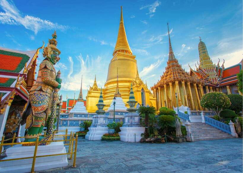 Bangkok: Grand Palace & Emerald Buddha Entry with Audioguide - Walking, clothing, and practical limits