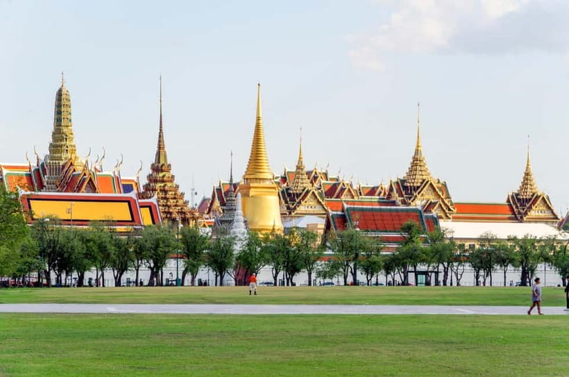 Bangkok: Grand Palace, Wat Pho, and Wat Arun Guided Tour - What the guides add to the experience