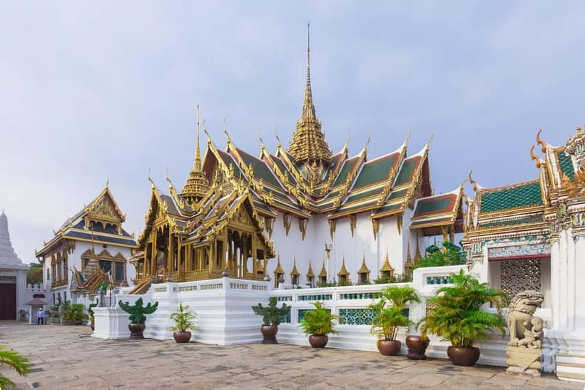 Bangkok: Grand Palace, Wat Pho, Wat Arun Sacred & Local Tour - A short tuk-tuk ride to Wat Pho