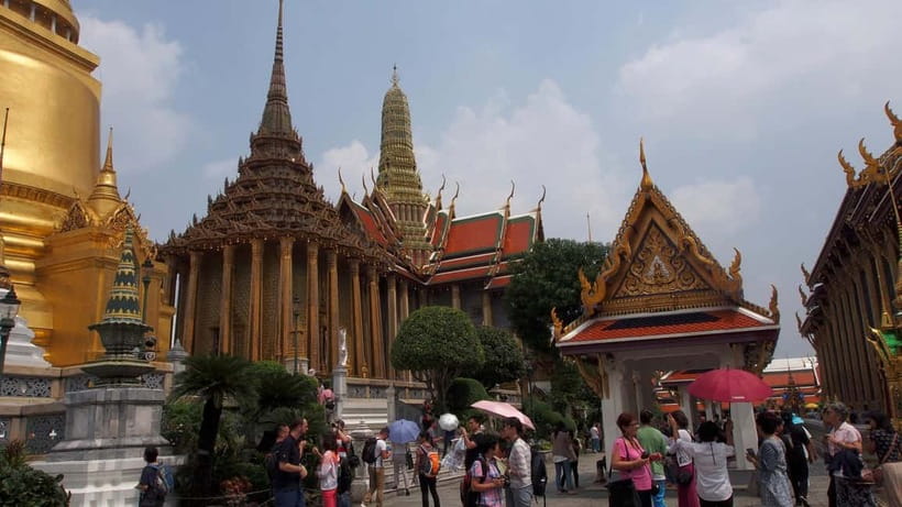 Bangkok: Grand Palace, Wat Pho, Wat Arun Sacred & Local Tour - Guides, group pace, and the human side of the tour