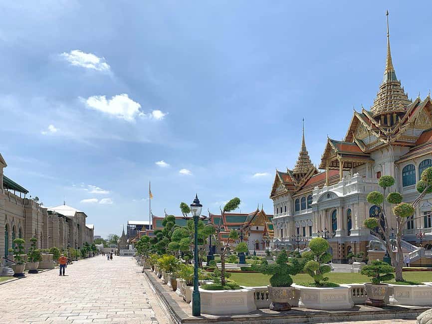 Bangkok: Grand Palace, Wat Pho & Wat Arun Tour in Italian - A tuk-tuk transfer with a practical purpose