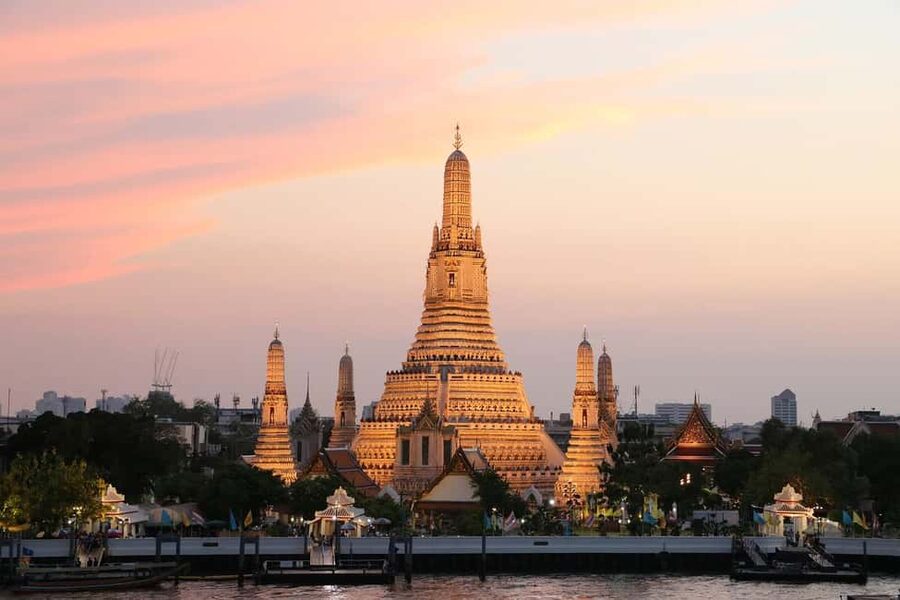 Bangkok: Grand Palace, Wat Pho & Wat Arun Tour in Italian - The Grand Palace: Bangkok’s biggest first impression