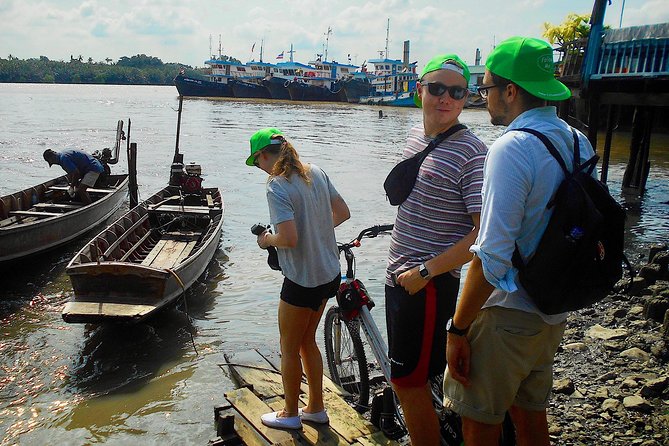 Bangkok Green Oasis 4-Hour Bike Tour with Boat Ride - Renting a bicycle on the Phra Pradaeng peninsula