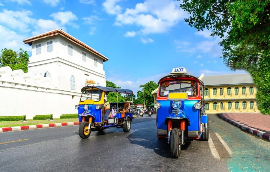 Bangkok: Guided Tour in a Typical Thai Tuk-Tuk - What the guide adds to a short tour
