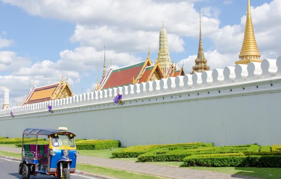 Bangkok: Guided Tour in a Typical Thai Tuk-Tuk - Pak Khlong Talat and the lotus-flower lesson