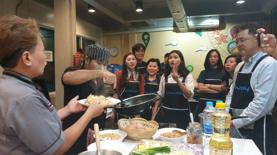 Bangkok: Half-Day Thai Cooking Class in Bangrak District - Start with the Bangrak fresh market