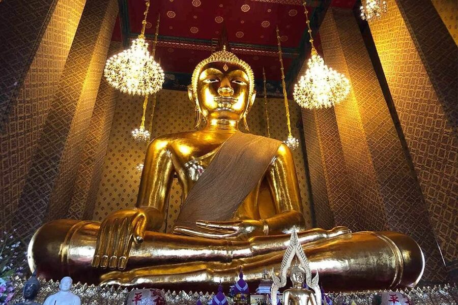 Bangkok: Historical Temples Tour & Hidden Bar at Sunset - Wat Kalayanamitr and the seated Buddha