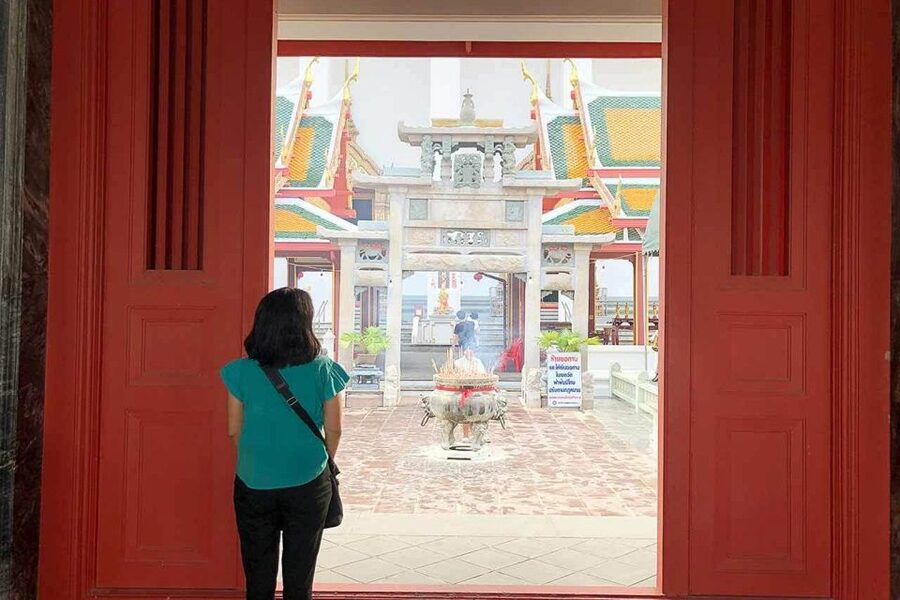 Bangkok: Historical Temples Tour & Hidden Bar at Sunset - Walking between the temples