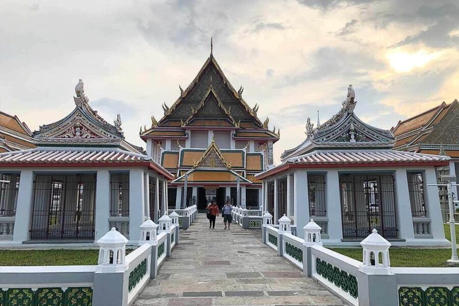 Bangkok: Historical Temples Tour & Hidden Bar at Sunset - Wat Arun in the evening