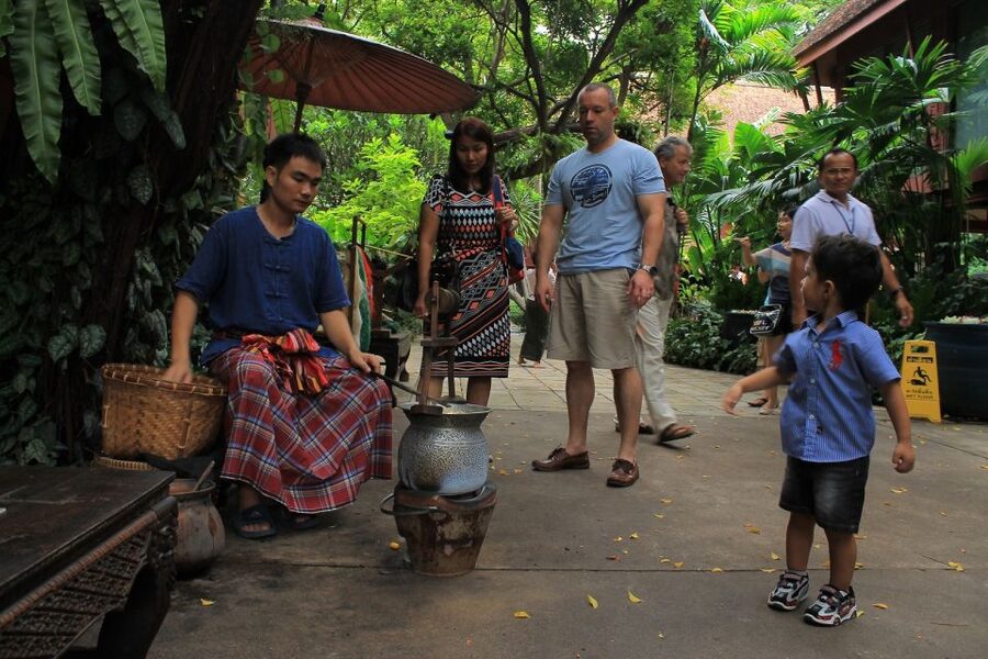 Bangkok: Jim Thompson House and Baan Krua Community Tour - From Jim Thompson to Baan Krua by the canal