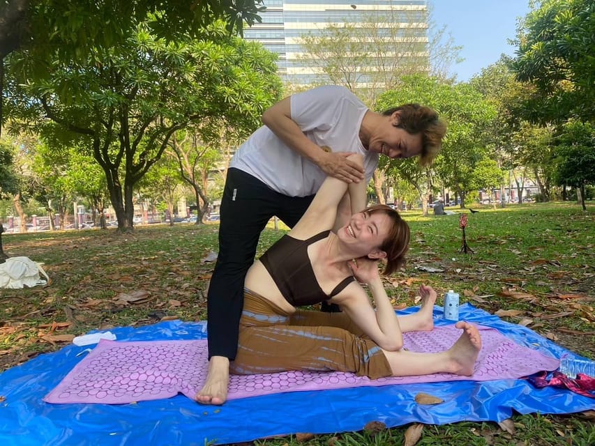 Bangkok: Lumpini Park Yoga Experience - What happens during the 75-minute session