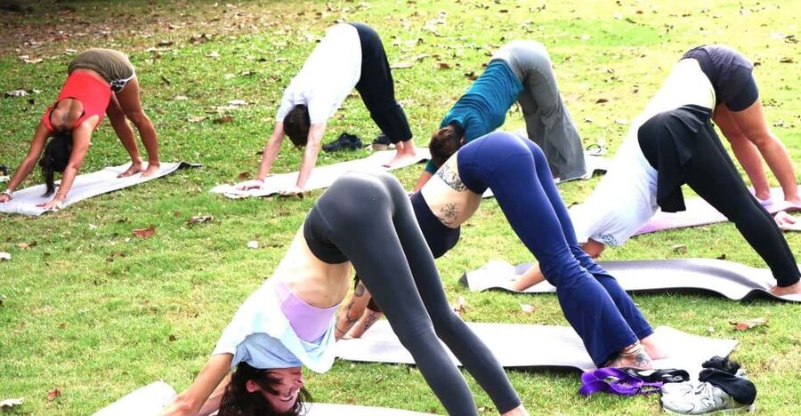 Bangkok: Lumpini Park Yoga Experience - Who should book this experience?