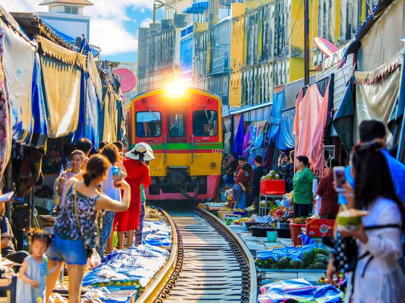Bangkok: Maeklong Railway & Amphawa Floating Market Day Trip - Wat Bang Kung and its Banyan-wrapped shrine