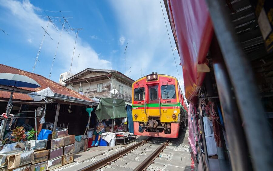 Bangkok: Maeklong Railway Market and Amphawa Floating Market - Why the railway market is worth the trip from Bangkok