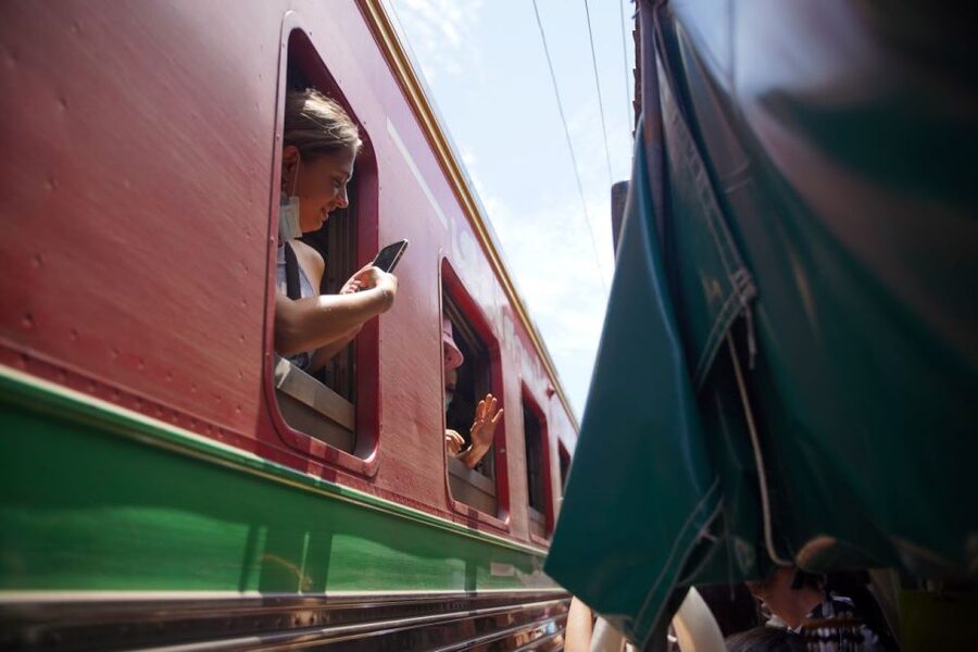Bangkok: Maeklong Railway Market & Floating Market Tour - Why the railway market is worth the early alarm