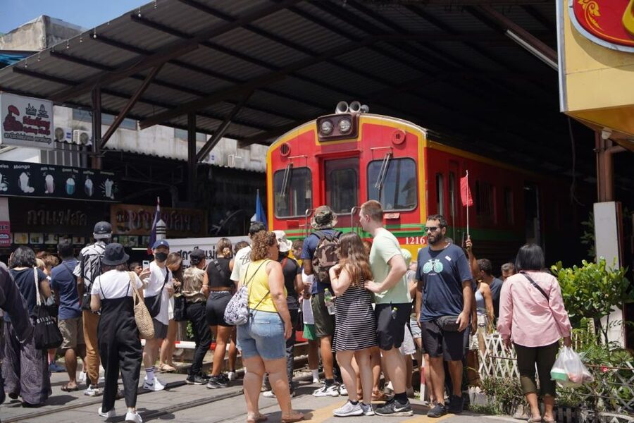 Bangkok: Maeklong Railway Market & Floating Market Tour - Picking the right departure time