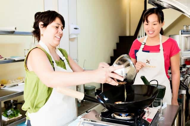 Bangkok: Maliwan Thai Cooking Class with Market Tour - A well-paced lesson in the professional kitchen