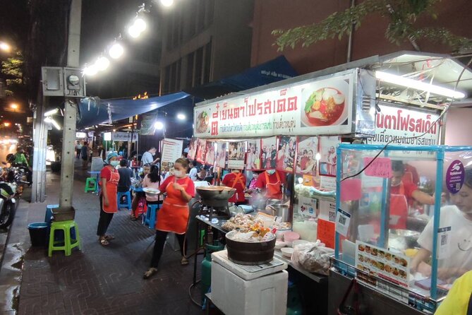 Bangkok: Michelin Guide Street Food Tour by Tuk Tuk - What the guides add to the evening
