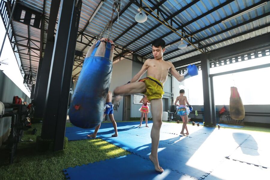 Bangkok: Muay Thai Boxing Class for Beginners - The rooftop setting and Bangkok heat