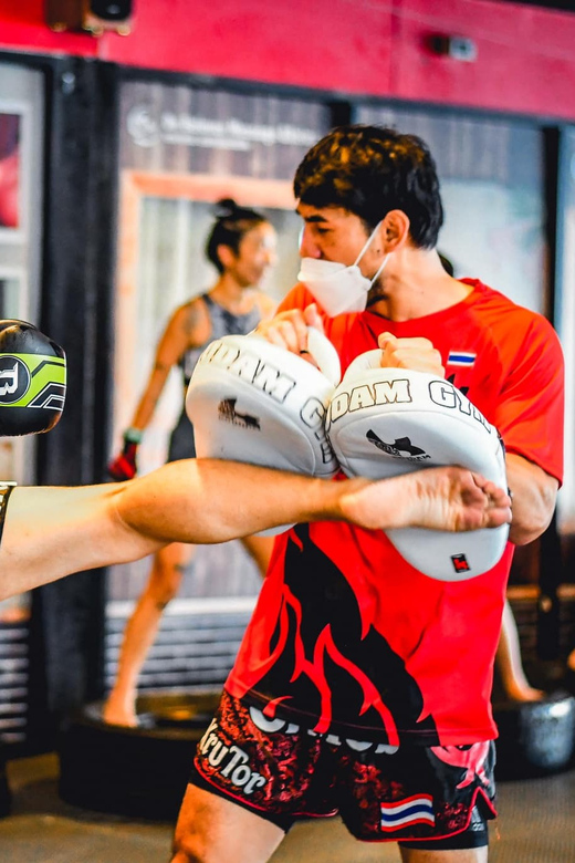 Bangkok: Muay Thai Training Class by Krudam Gym@Sukhumvit 36 - Starting with warm-up and shadowboxing