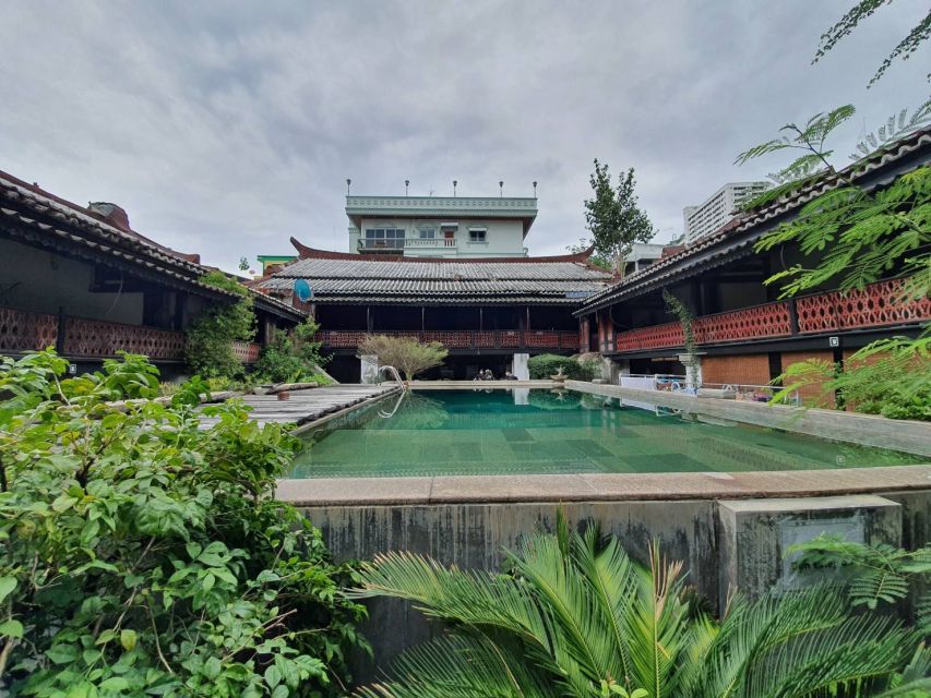 Bangkok: Must things to see in China town, Small group - The Chinese temple and its steep stairs