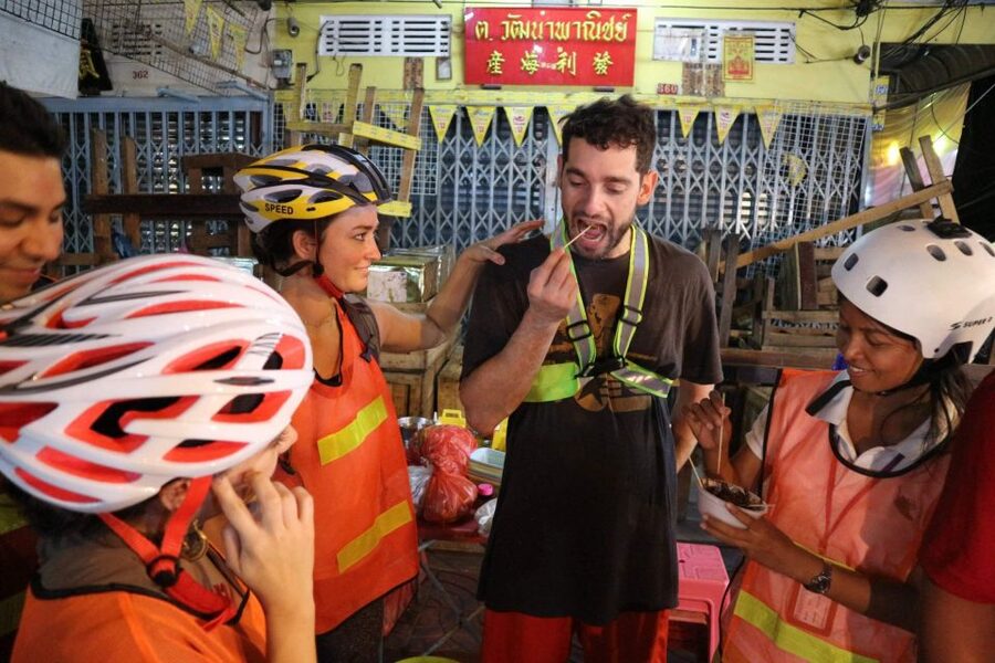 Bangkok: Night Bike Ride and Dinner at a Local Restaurant - Chinatown by bicycle and neon light