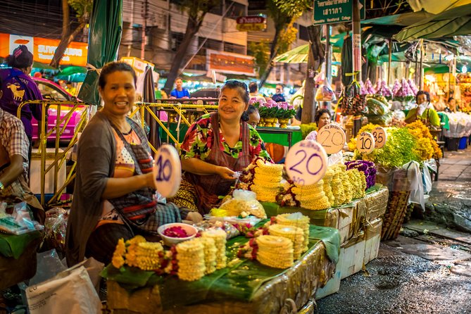 Bangkok: Night Bike Tour with Temples & Flower Market Visit - Wat Pho, the Grand Palace, and Sanam Luang by night