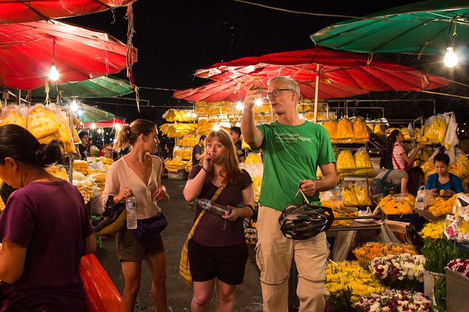 Bangkok: Night Bike Tour with Temples & Flower Market Visit - Ending beneath the red Giant Swing