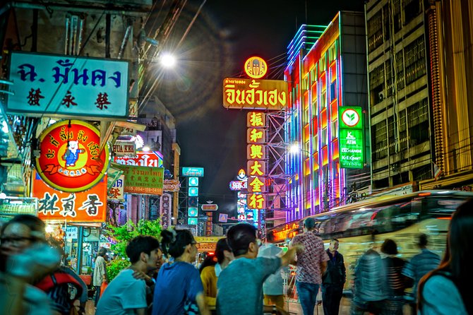 Bangkok Night Michelin Foodie Tour in Chinatown with 15+ tastings - Pad Thai in the middle of Yaowarat