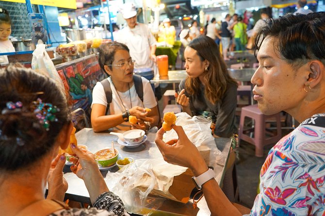 Bangkok Night Michelin Foodie Tour in Chinatown with 15+ tastings - A final walk down the old bar street