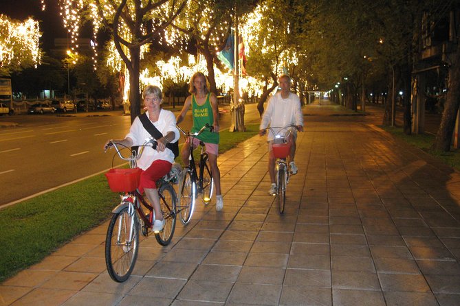 Bangkok Night Tour By Bike - Wat Pho, the first temple stop