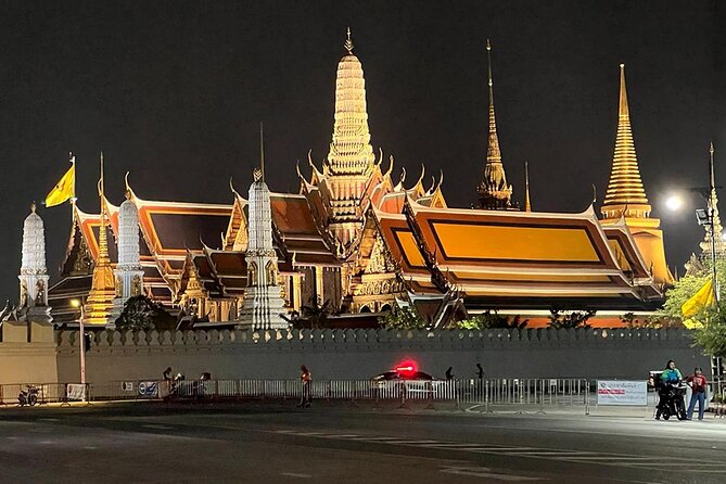 Bangkok Night Tour: Food, Temple & Tuk Tuk - Pak Khlong Talat, Bangkok’s flower market