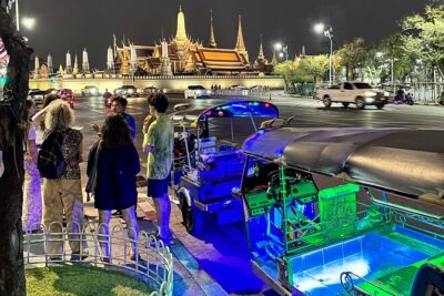 Tuk-tuk night: temples and street food