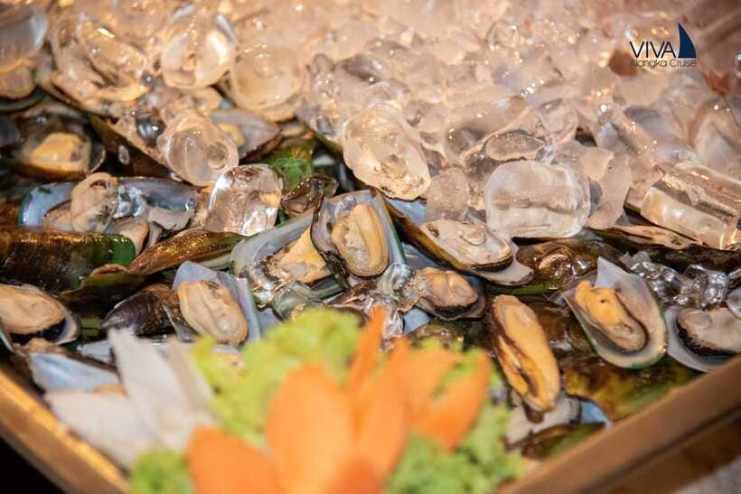 Bangkok: Noah 6 Stars Luxury Chaophraya River Dinner Cruise - Wat Prayurawongsawat and Wat Kalayanamitr
