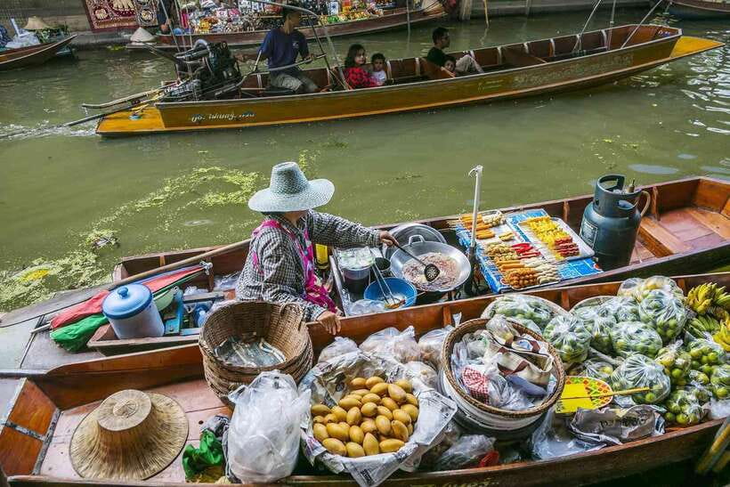 Bangkok: Railway and Floating Market Tour with Dragon Temple - A boat ride through Damnoen Saduak