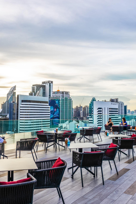 Bangkok: RedSquare Rooftop Bar at Novotel Sukhumvit 4 - Service and Pacing at the Table