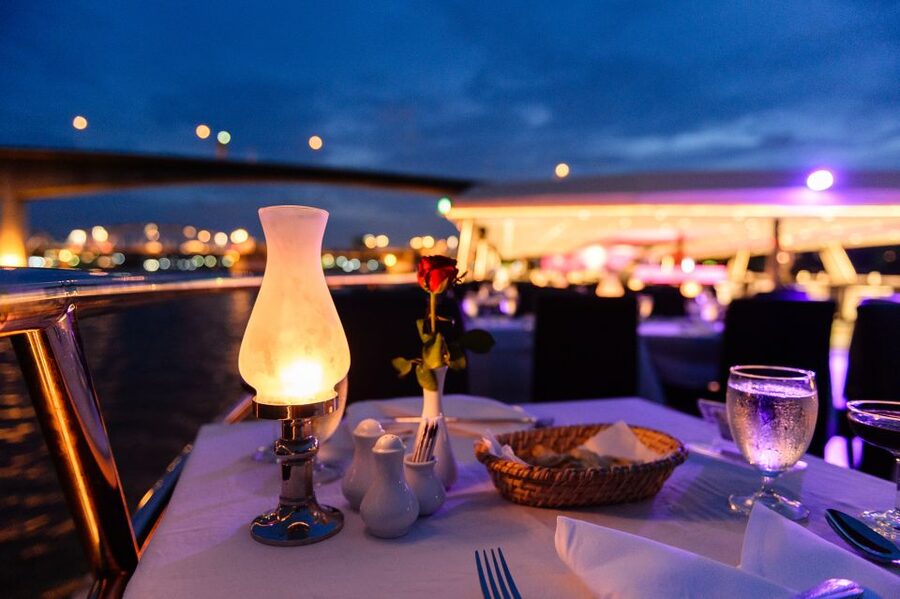 Bangkok: River Dinner Cruise on the Chao Phraya Princess - Live music from jazz to dance-floor favorites