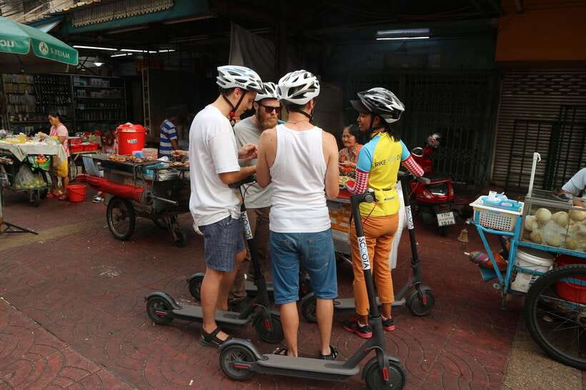 Bangkok: Riverside E-Scooter Adventure with StreetFood Snack - Wat Prayoon and the turtle-feeding stop