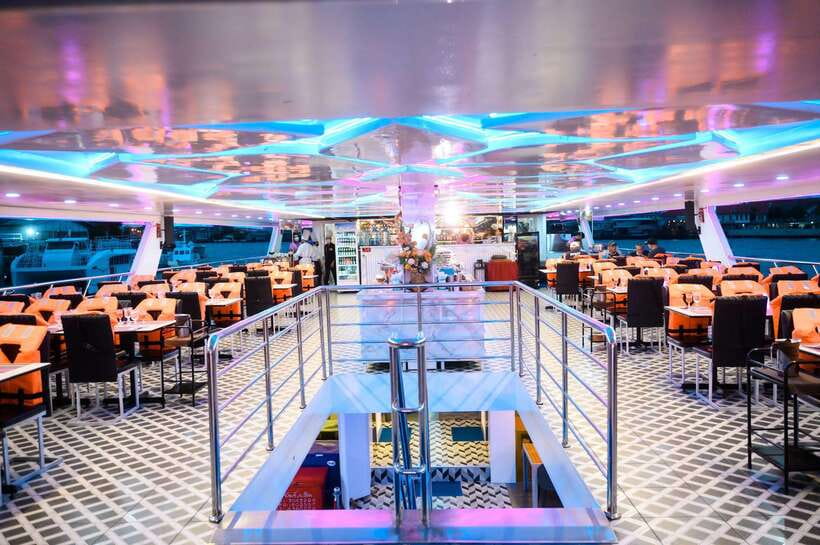 Bangkok: Smile Riverside Dinner Cruise - Wat Arun: the cruise’s signature view