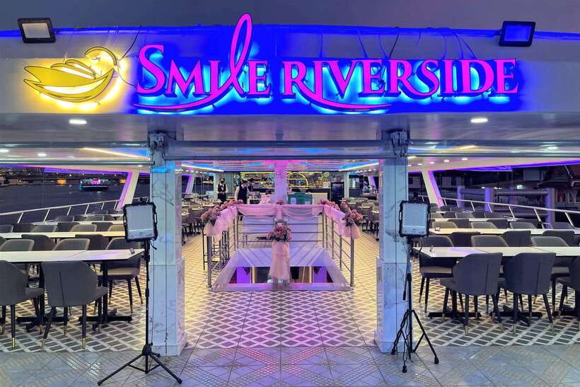 Bangkok: Smile Riverside Dinner Cruise - The Grand Palace and Wat Pho from the water