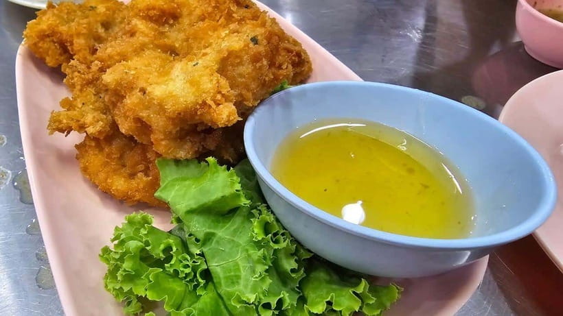 Bangkok: Street Food Tasting Tour at Night - The first walk through Bangkok’s Chinese quarter