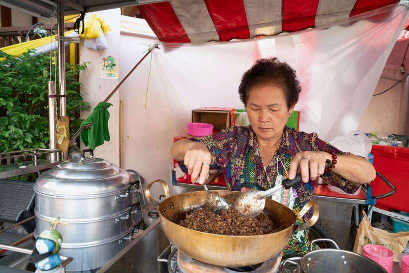 Bangkok: Talad Noi Hidden Gems & Street Food Adventure - Chinese Flavors: Turnip Cake and Chwee Kueh