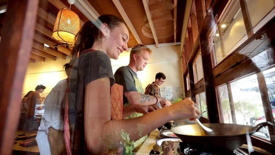 Bangkok: Thai Cooking Class With 4 Dishes & Thai Drink - Starting at Huai Khwang MRT and the local market