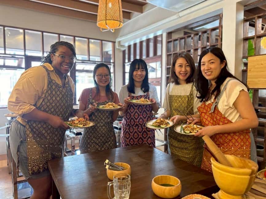 Bangkok: Thai Cooking Class With 4 Dishes & Thai Drink - Your own cooking station and a small-group lesson