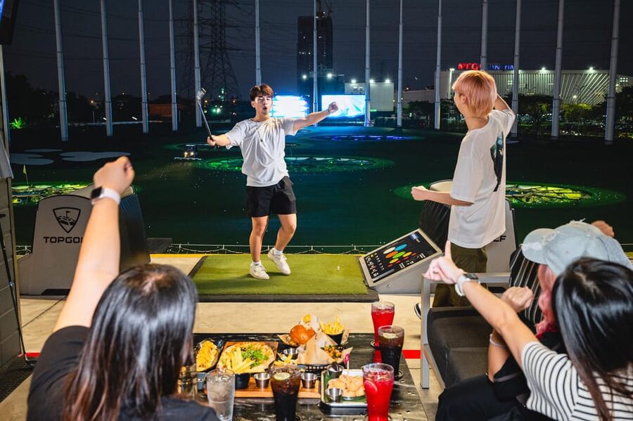 Bangkok: Topgolf Megacity Packages - Language and service