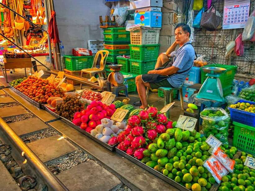 Bangkok: Train Market & Floating Market with Boat Ride - The guides are a major part of the value